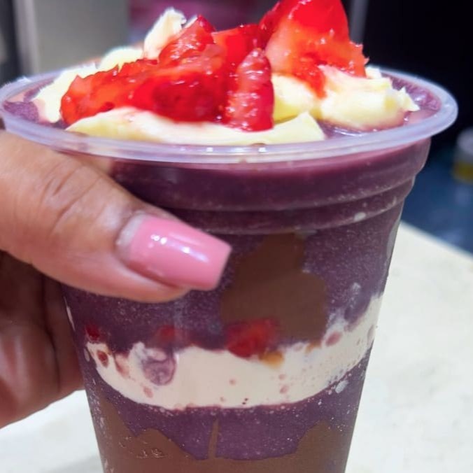 Experimente a explosão de sabores da nossa deliciosa mistura: Nutella cremosa, o frescor do açaí, a suavidade do leite em pó, morangos suculentos e o irresistível creme de Ninho. Uma verdadeira indulgência que vai conquistar seu paladar!