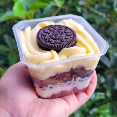 Massa de chocolate super fofinha com recheio de brigadeiro branco, mousse de Ninho, gotas e biscoito Oreo. (Pote 250ml)