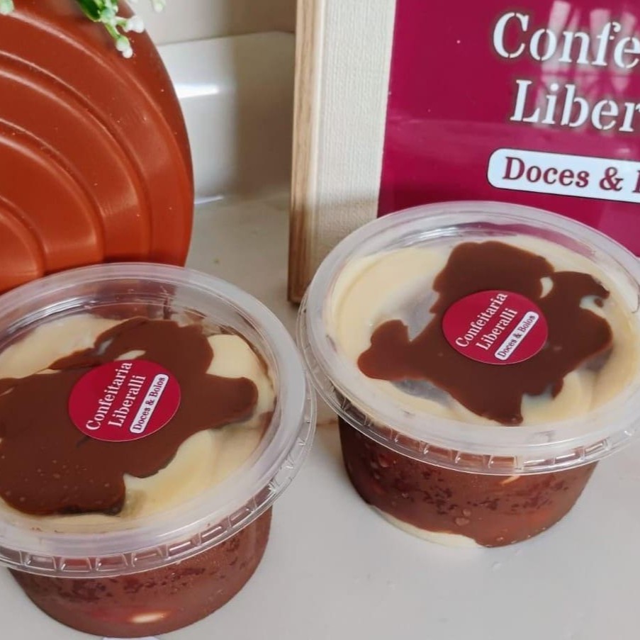 Delicioso bolo de pote no sabor Ninho com camada saborosa de Nutella. Você não pode deixar de provar, é uma sensação explosiva de sabor na sua boca e que levará o seu paladar para outra dimensão gastronômica! Peça já! Nossos bolos pesam em média 200g, a embalagem poderá variar de acordo com a disponibilidade no fornecedor, mas sempre terão essa quantidade independente do formato de embalagem disponível.   bolo no pote sensação paladar chocolate brigadeiro creme chocolate branco