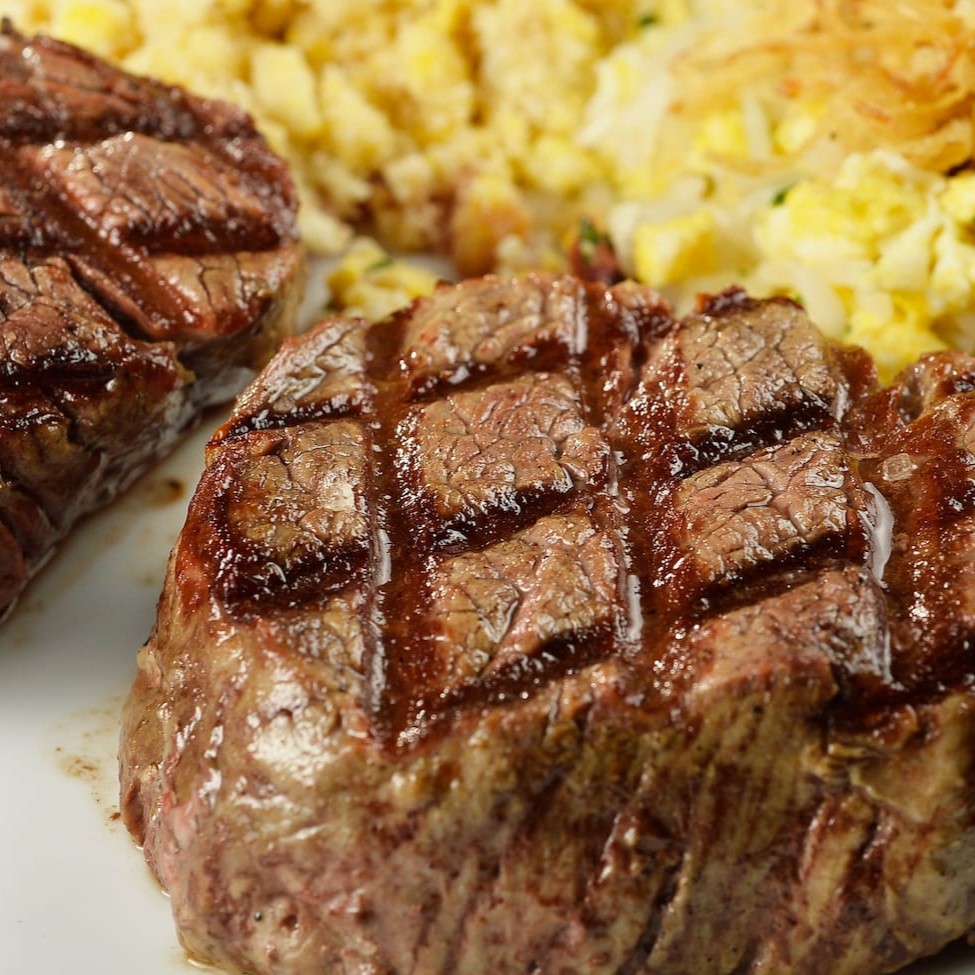 Nosso generoso filé mignon , em dois medalhões grelhados na brasa, com nosso tempero especial stadium,  com mais dois acompanhamentos a sua escolha.