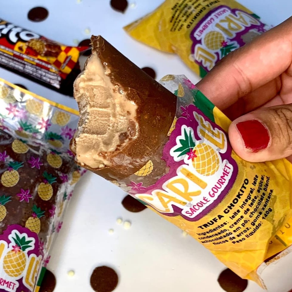 O time dos Clássicos está cada vez mais irresistível com a chegada do Trufa Chokito! Sabor inconfundível, a crocância dos flocos de arroz e a casquinha de chocolate que derrete na boca tornam esse sacolé simplesmente irresistível! Com 130g de pura delícia em cada saquinho, é livre de corantes e conservantes. Experimente e se apaixone!