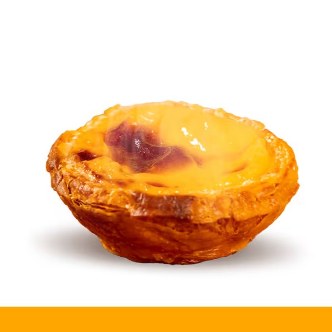 Apresentamos o Pastel de Belém, um verdadeiro clássico português. Este deleite gastronômico é absolutamente delicioso, mantendo a receita Original diretamente de Portugal. É uma experiência única de sabor, onde a crocância da massa folhada se une perfeitamente ao recheio cremoso e doce, proporcionando uma explosão de sabores inesquecíveis. Uma opção perfeita 'Para Comer' que irá te transportar diretamente para as tradicionais pastelarias de Lisboa, sem sair de casa. Experimente e apaixone-se pelo nosso Pastel de Belém.