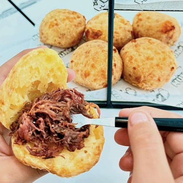 6 uni. Do irresistível pão de queijo artesanal, acompanhado de 4 toppings sendo: carne assada, cream cheese, calabresa e avelã
