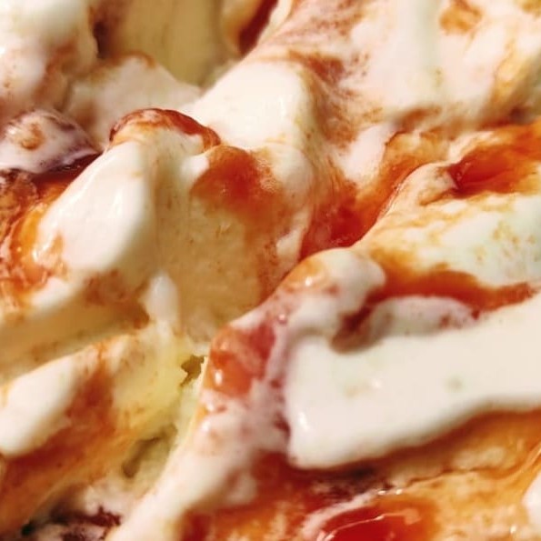 A tradicional sobremesa mineira na sua melhor versão. Sorvete de queijo minas mesclado com goiabada cascão artesanal