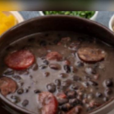 Arroz, Feijoada, Couve, Torresmo e Farofa.