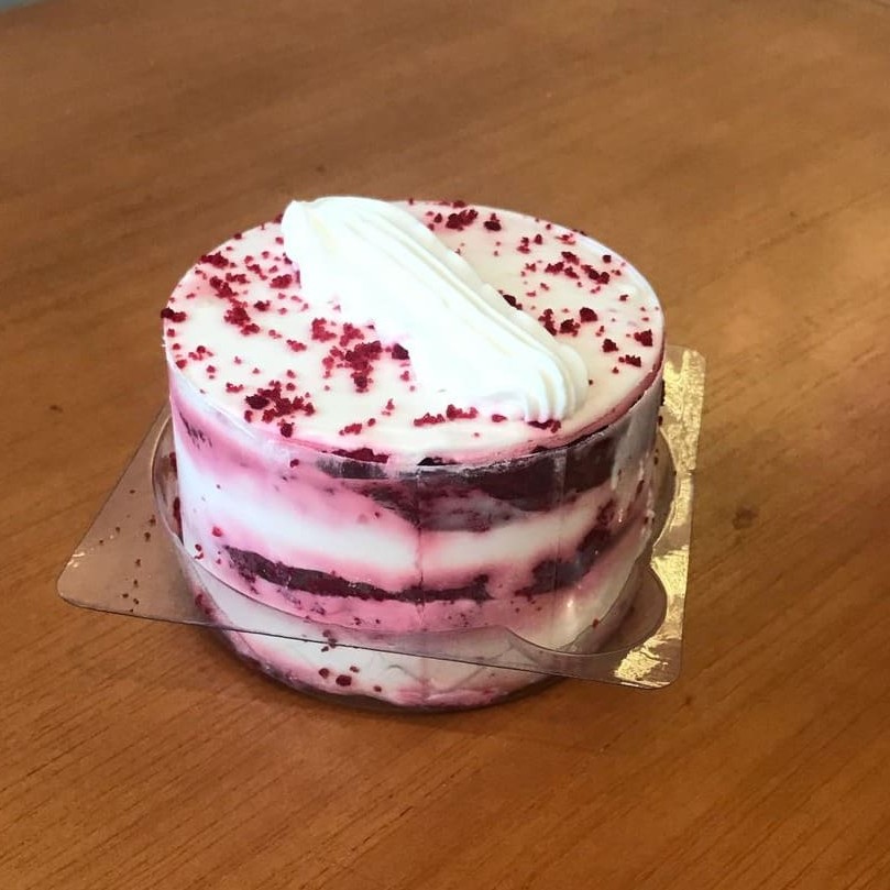 Mini bolo veludo vermelho recheado e coberto com um delicioso creme à base de cream cheese.