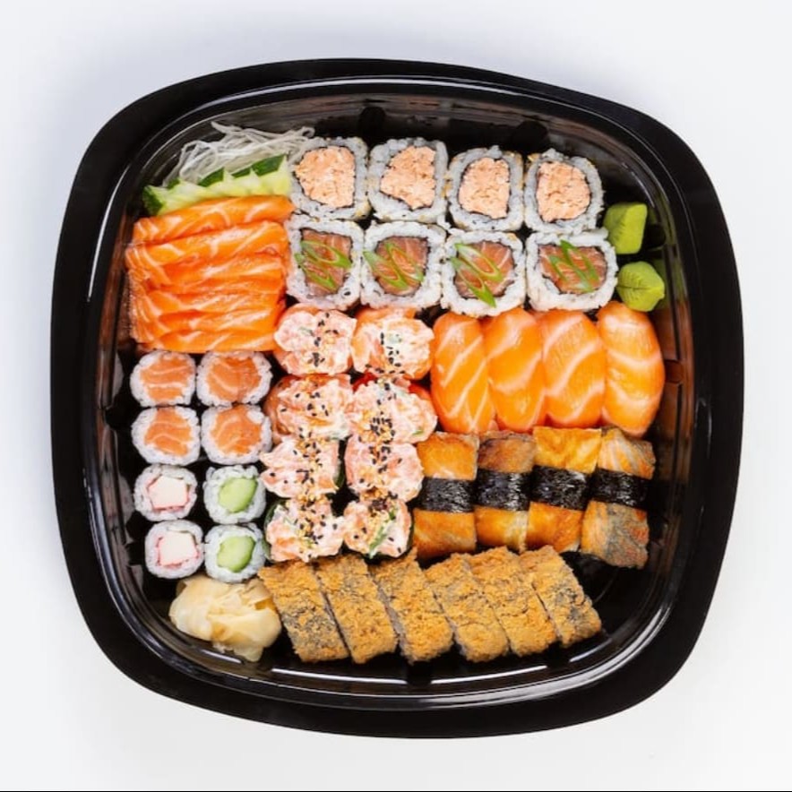 O combinado tóquio é sugerido para 2 ou 3 pessoas.
Ele inclui os seguintes itens:
7 sashimis salmão
4 uramakis skin
4 uramakis salmão
4 niguiris salmão
4 niguiris skin
6 hot roll tradicional
4 hossomakis salmão
2 hossomakis kani
2 hossomakis pepino
4 dyo salmão
4 dyo pepino