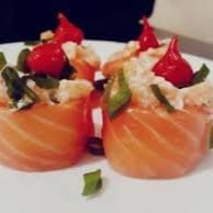 Salmão fresco, arroz japonês, cream cheese, cebolinha, gergelim, teriaki e pimenta biquinho. Sushi