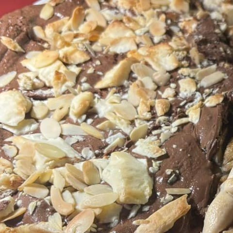 Massa fina, Nutella, pedacinhos  de chocolate branco e finalizada com lascas de amêndoas.