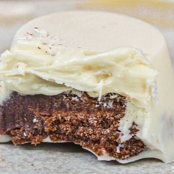 Cobertura de chocolate branco, envolvendo recheio de creme de leite Ninho75 e um delicioso brownie.