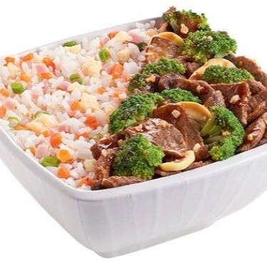 Arroz Gohan ou Arroz Yakimeshi acompanhado de fatias de Carne, Champignons e brócolis ao molho oriental. Aprox. 500g   *Imagem Ilustrativa