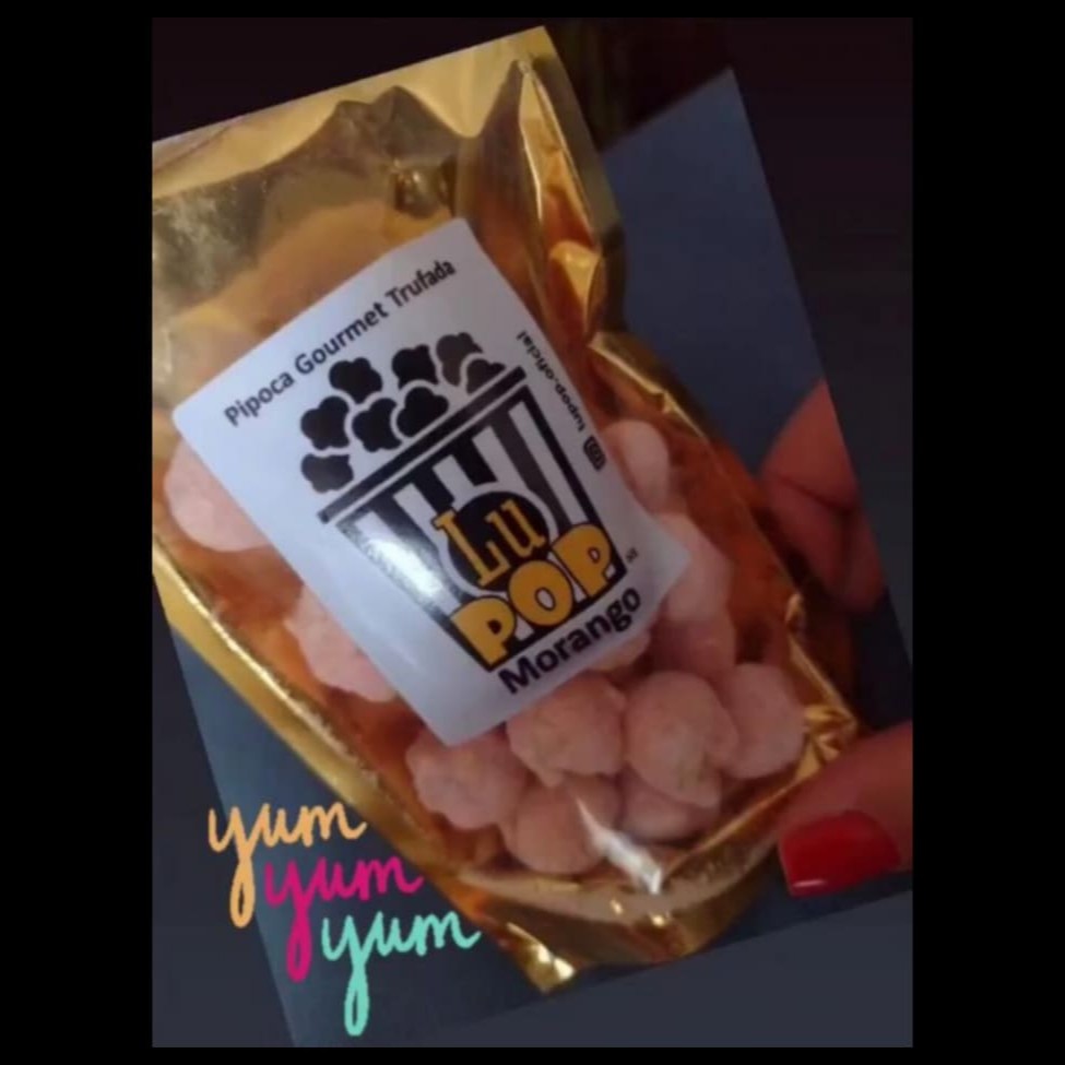 Deliciosa pipoca feita com milho importado mushroom, caramelizada, coberta com chocolate branco e nesquik morango Pacote zip 60g