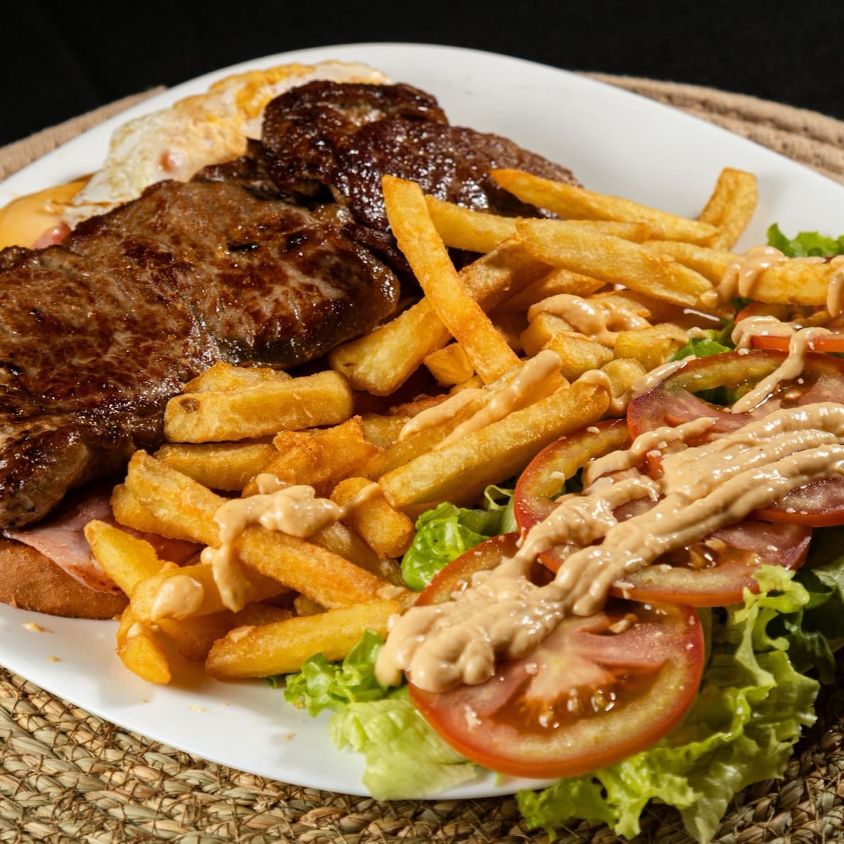 Pão de forma com nosso molho secreto, ovo, queijo, carne da sua escolha, salada e batata frita. + bebida da sua escolha e uma mini tartelete