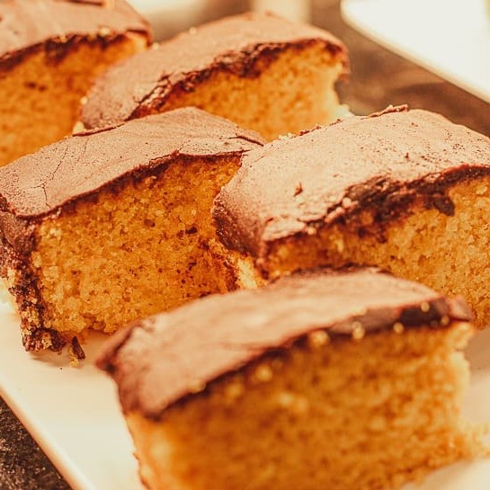 Bolo de cenoura com cobertura de chocolate