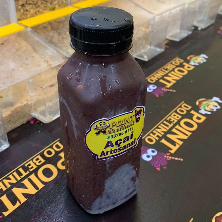 Descubra o prazer de saborear o nosso 'Açaí-Garrafa 300 ml'. Pertencente à categoria 'Açaí batido na garrafinha', este prato exalta a combinação do açaí artesanal com a praticidade da embalagem em garrafa. Agora, a melhor versão do açaí, cuidadosamente preparada por nossos especialistas, também está disponível em um formato moderno e conveniente. Perfeito para desfrutar a qualquer hora, em qualquer lugar. Experimente e apaixone-se por esta deliciosa inovação!