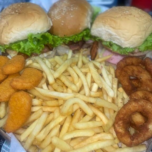 X-tudo, pão, carnê, ovo , queijo, presunto, calabresa ,   batata palha , salada embalagem  na  caixa  de  pizza