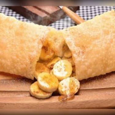 Delicie-se com o sabor tradicional e aconchegante do pastel de banana com canela e queijo, uma combinação irresistível que traz o doce e o salgado em perfeita harmonia.
