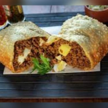 Massa frita de 22 cm recheada com delicioso recheio de csrne com ovos