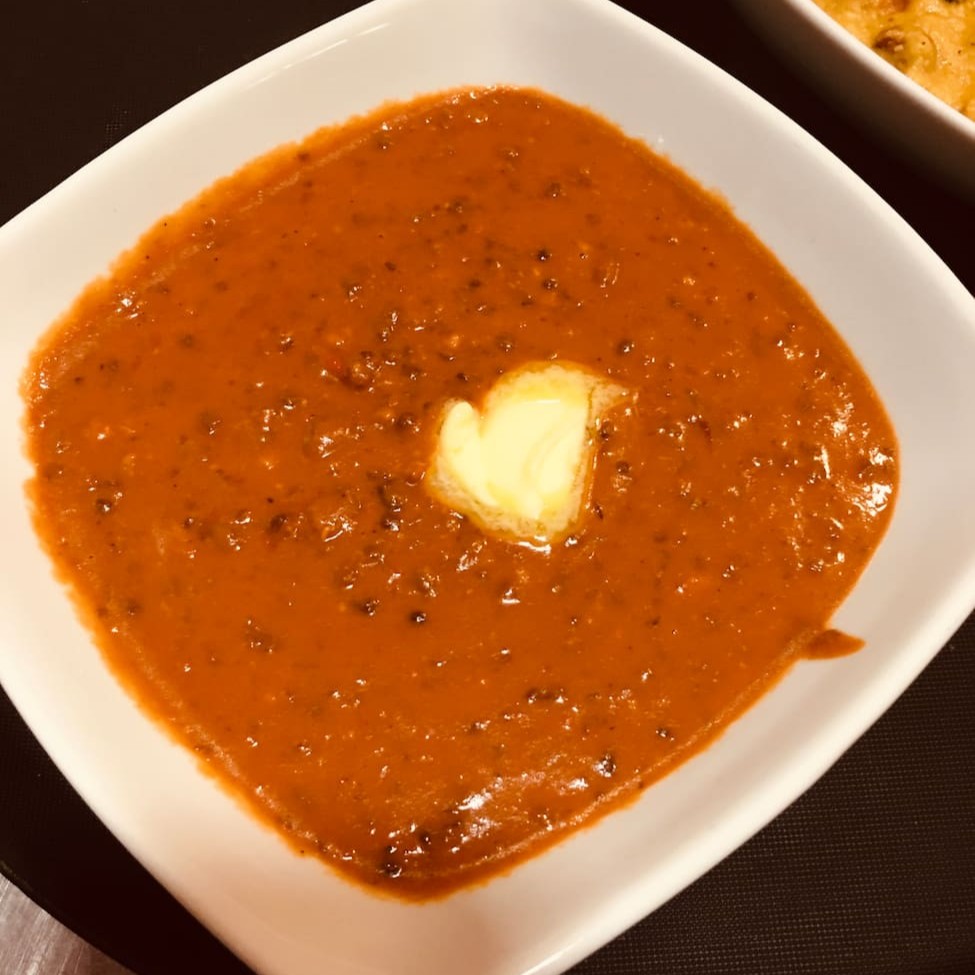 Mistura de vários tipos de feijões e lentilhas cozidas em molho de tomate levemente picante e cremoso. rico em sabor e textura.