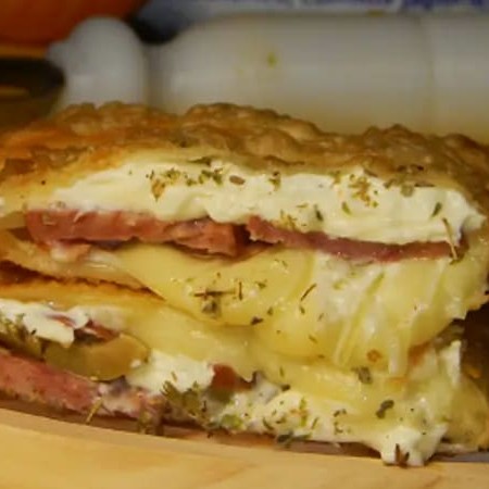 Pastel 21cm, recheado com calabresa fatiada, cebola roxa, mussarela e cream cheese e um toque de orégano para realçar o sabor.  Frito no óleo de algodão resultando numa massa sequinha e crocante.