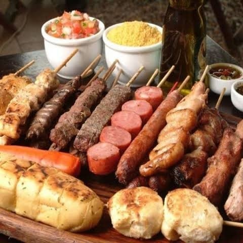 1 espetinho de carne (alcatra) aprox 120gr  1 espetinho de (filé de frango)aprox 120 gr  1 espetinho de Linguiça Mineira   1 espetinho de coração de frango  1 espetinho misto (carne,frango, calabresa)  acompanhados de 200 Ml de molho vinagrete e 200 Ml de farofa, ideal para uma refeição prática e saborosa.  Serve de 3 a 4 pessoas
