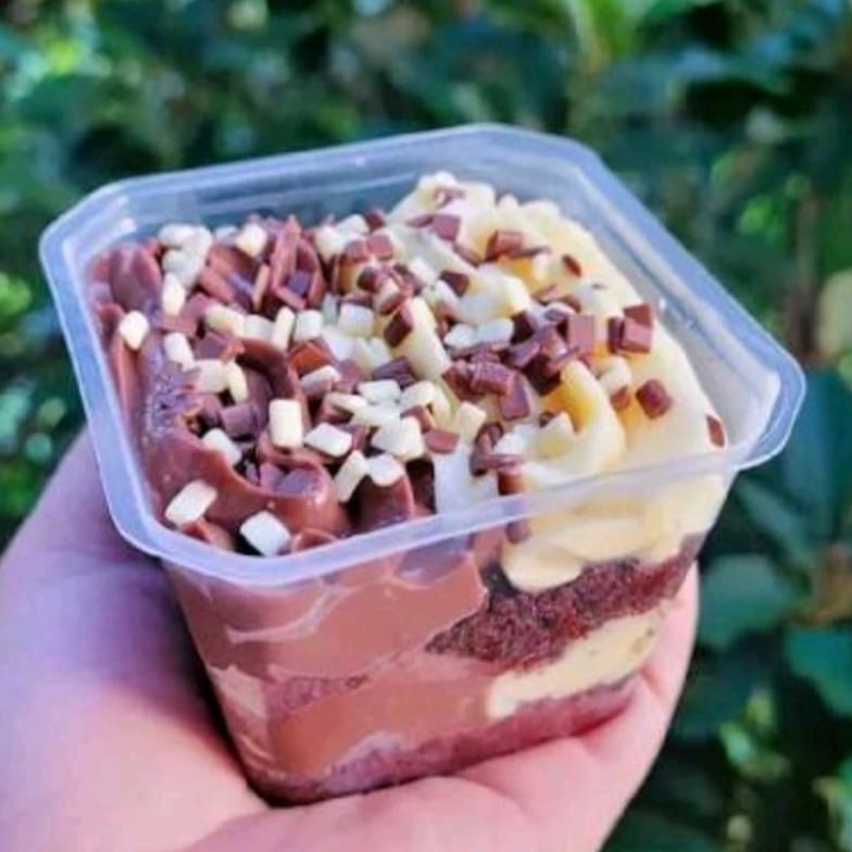 Massa de chocolate super fofinha com recheio de brigadeiro branco e chocolate com granulado de chocolate duo. (Pote 250ml)