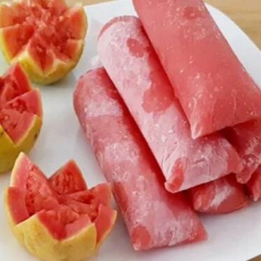 Deleite-se com o nosso Sacolé Gourmet de Goiaba, com 150ml de puro prazer. Este não é apenas um simples sacolé, mas sim uma experiência gourmet, elaborada com o mais puro e delicioso suco de goiaba. Cada gole é uma explosão de sabor, que remete à doçura natural da fruta, oferecendo uma experiência refrescante e irresistível. Ideal para os dias de calor, o nosso Sacolé Gourmet de Goiaba é a combinação perfeita de sabor e refrescância. Aproveite esta deliciosa viagem de sabores!  #Vemsergourmet