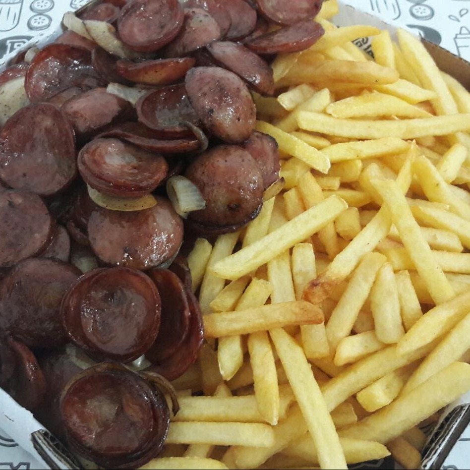 Linguiça calabresa fatiada com cebola