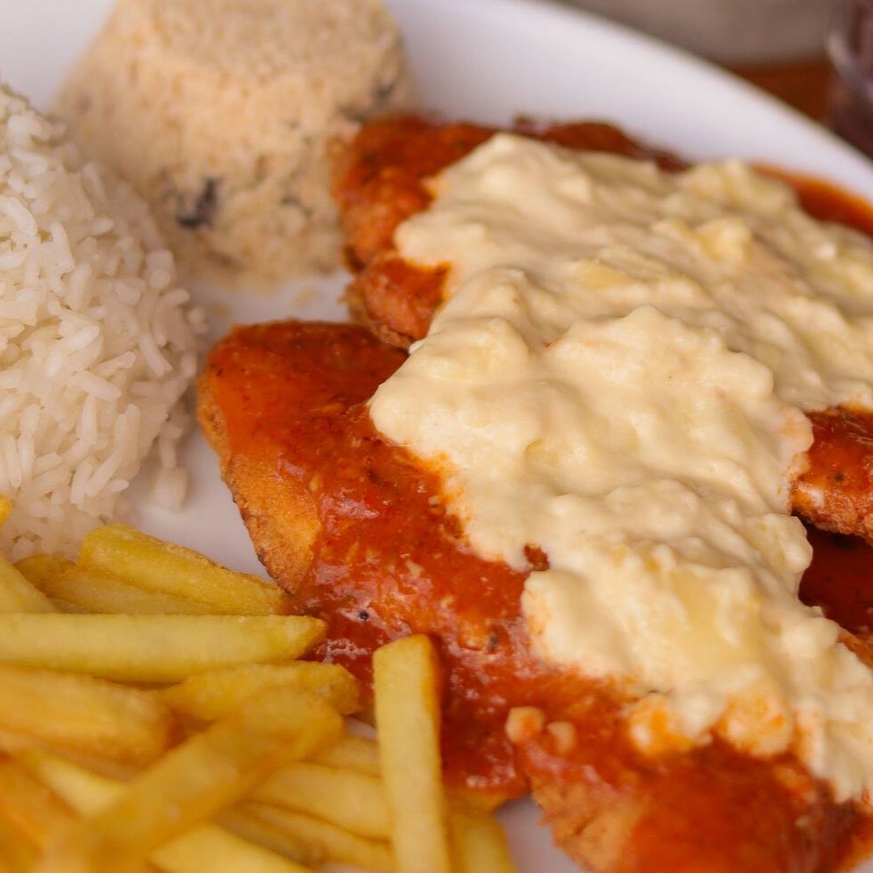 Marmita executiva acompanha: arroz branco, feijão preto, farofa, batata frita e salada de alface com tomate e cebola.