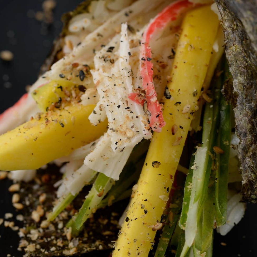 Saboroso cone recheado de arroz, manga, kani e pepino.