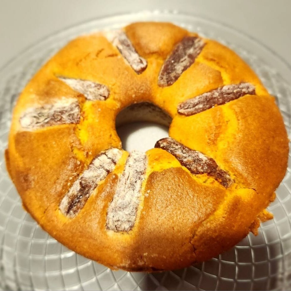 Um Deicioso Bolo de Fubá com Pedaços de Goiabada!