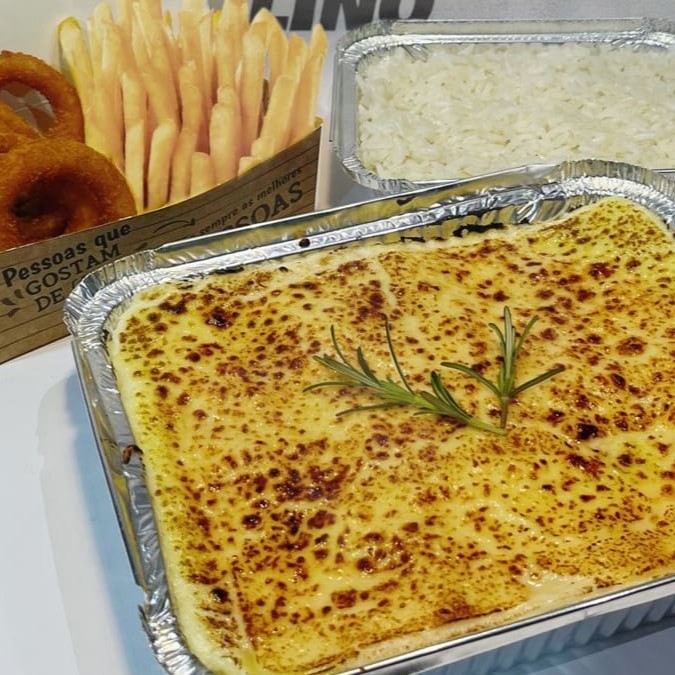 Deliciosa lasanha ao molho branco, com uma explosão de queijo. Acompanha arroz e batatas fritas. *Imagem ilustrativa*