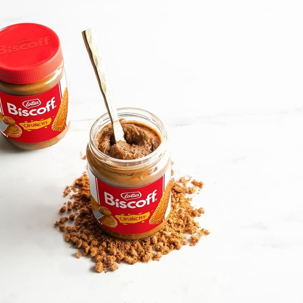 Desfrute da incrível Pasta de Biscoitos Belga Biscoff Spread Crunchy Bel Lotus, uma tentação para os apreciadores de biscoitos. Composta por autênticos biscoitos belgas Biscoff, a pasta se destaca pela textura cremosa e pedaços crocantes, garantindo uma experiência gastronômica única e deliciosa. Sua consistência crocante proporciona uma explosão de sabor a cada mordida, tornando-a uma opção irresistível para qualquer hora do Dia. Com um sabor peculiar de caramelo e um toque de especiarias, essa pasta se torna perfeita para incrementar pães, torradas, panquecas ou até mesmo para dar um toque especial em sobremesas e receitas variadas. Aproveite esta deliciosa Calda Especial para Acompanhar e torne seus momentos ainda mais saborosos.