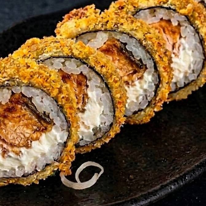 Alga empanada na massa de tempura e farinha panko, arroz japones, pastinha de skin do chefe e cream chesse