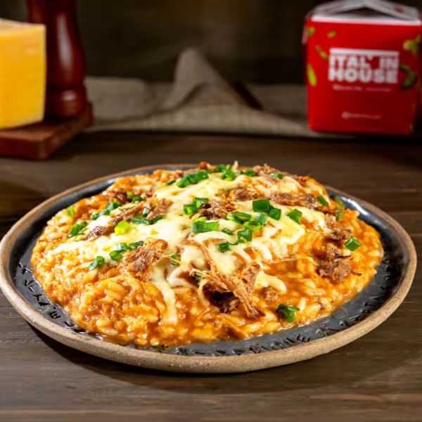 Cozido com caldo de legumes e costela desfiada. Esse molho é combinado ao risoto, criando uma textura cremosa e cheia de sabor. Finalizado com queijo parmesão e manteiga. Finalizado com queijo e cebolinha. (aprox. 650g)