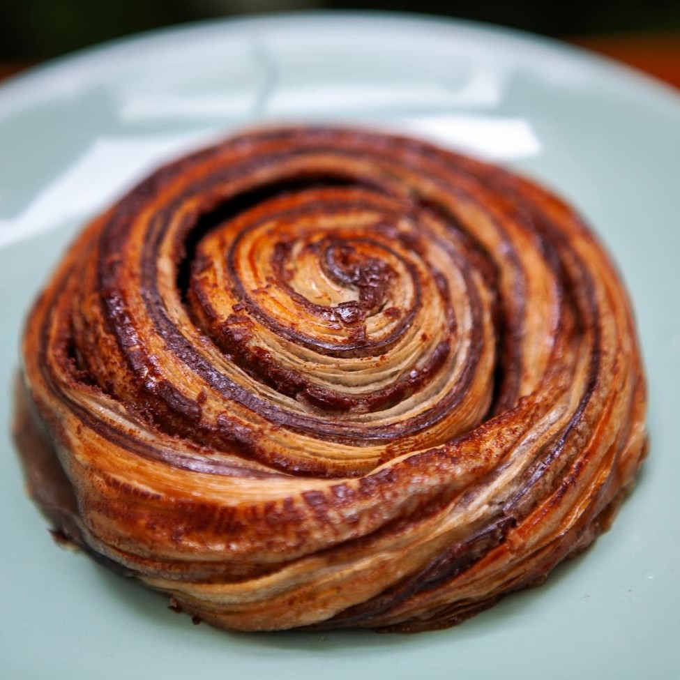 Massa folhada recheada com creme pâtisserie a base de canela.
