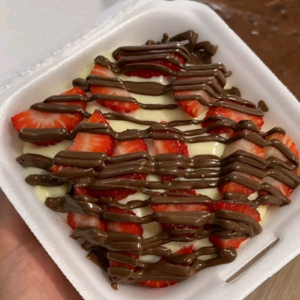 Brownie, brigadeiro cremoso de Ninho, Morangos picados e fios de Nutella. (Peso aproximado 250gr)