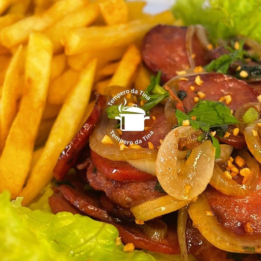 Deliciosa porção de Calabresa, pesando 200g, habilmente preparada e temperada para proporcionar um sabor único e irresistível. Acompanhada de batatas fritas, também pesando 200g, crocantes por fora e macias por dentro, fritas na medida certa para garantir uma experiência gastronômica inigualável. Um petisco perfeito para compartilhar em bons momentos. Experimente e se surpreenda com a explosão de sabores!