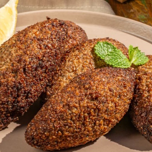 Delicioso Kibe Frito: uma especialidade tradicional com massa feita de trigo, carne moída e temperos frescos, moldada e frita até alcançar uma crocância dourada por fora e um interior suculento. Perfeito como entrada ou acompanhamento, esse clássico encanta pelo sabor e textura inconfundíveis!