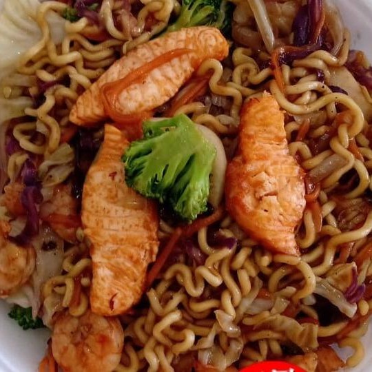 Espaguete instantâneo com repolho branco, roxo, cenoura, brócolis e molho da casa. lula, camarão e salmão grande