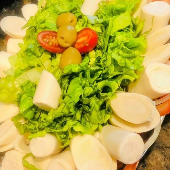 A '402 - Salada com Palmito' é uma deliciosa combinação de ingredientes frescos e selecionados. Possui suculento palmito, que traz um toque de sofisticação à salada. O alface crocante, o tomate fresco e a cebola picante adicionam diversas camadas de sabor. A azeitona, com seu gostinho marcante, finaliza essa composição com elegância. Uma opção leve e cheia de sabor, perfeita para quem busca uma refeição saudável e saborosa. Ideal para todos os paladares, esta salada é uma experiência gastronômica refrescante e satisfatória.
