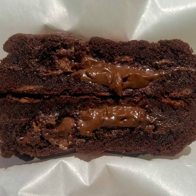 Cookie de chocolate com muitas gotas de chocolate recheado com creme crocante de Ovomaltine :) A Cake Shot não altera e/ou adiciona ingredientes aos produtos já formulados. Escrevemos bilhetes Apenas na compra do mesmo que está disponível no começo do cardápio. - 120g Cookie recheado - Ovomaltine - Cookie - Entrega grátis - Promoção