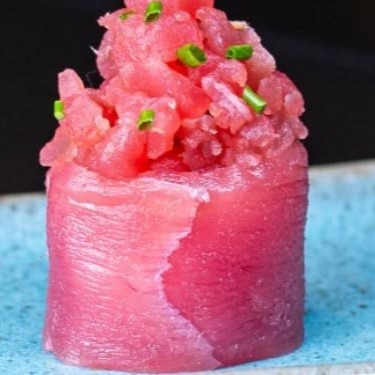 Enrolado de atum, arroz, com cream cheese finalizado com tartar atum e cebolinha.