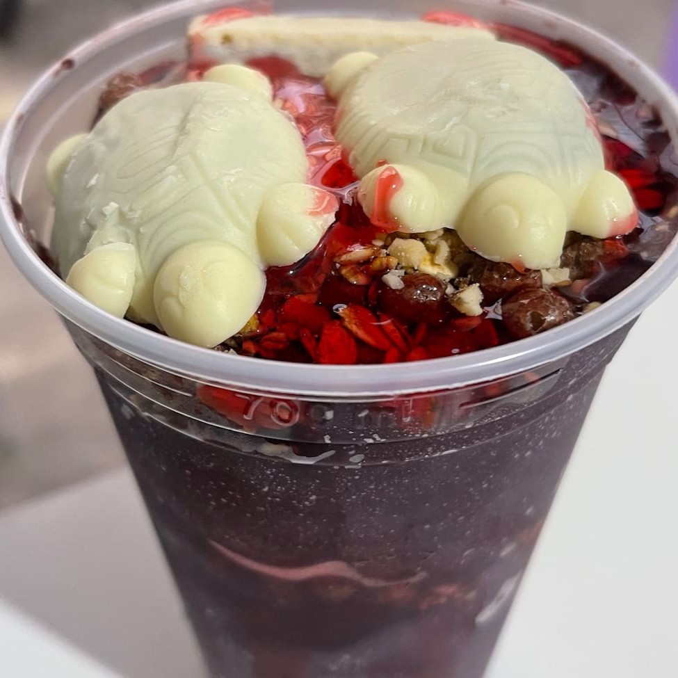 Copo de Açaí 300ml, onde você monta o seu, do seu jeito. Bastante Cremoso e Gelado! Chegando bem rapidinho no conforto do seu lar. Podendo transformar ele em Gourmet, adicionando adicionáis como: Kitkat, Nutella, Ovomaltine, Tortuguita, Bis, Bombom Serenata entre outros.