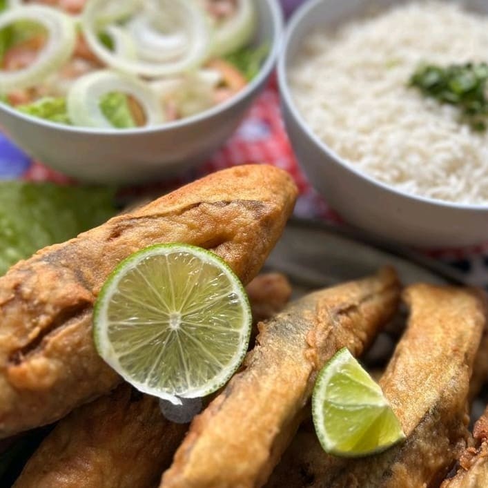 Acompanhamento: arroz, pirão e salada de alface, tomate e cebola