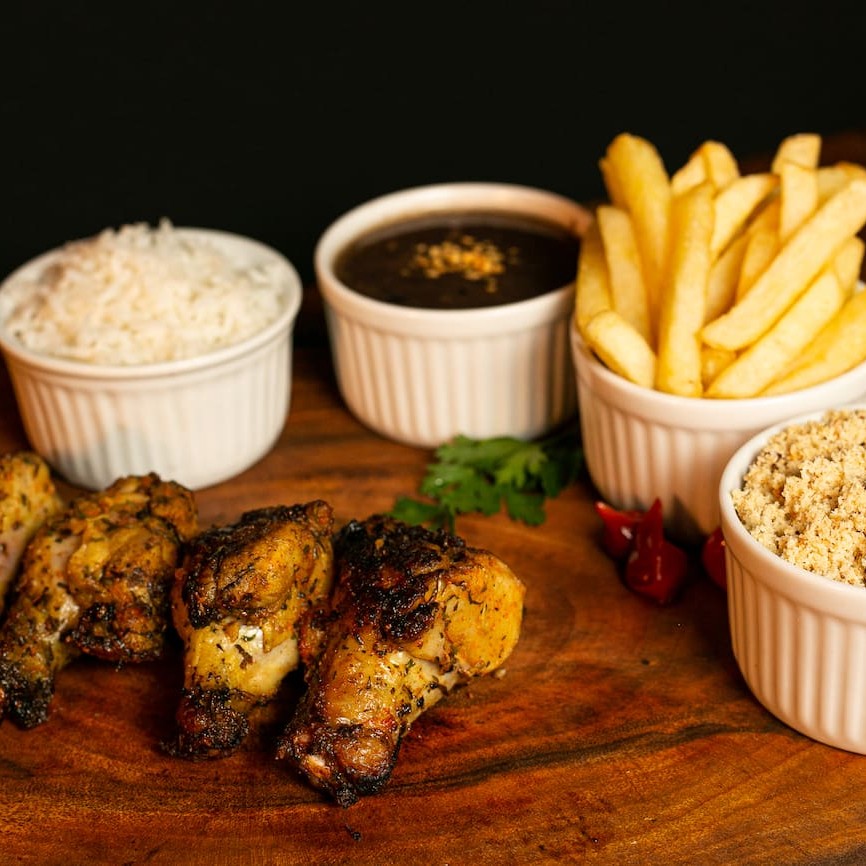 Nosso prato executivo serve 1 pessoa. Acompanha arroz branco, delicioso feijão, farofa de alho e cebola, nossa crocante batata frita palito e 1 espeto. Enviamos cada item em  embalagens separada.