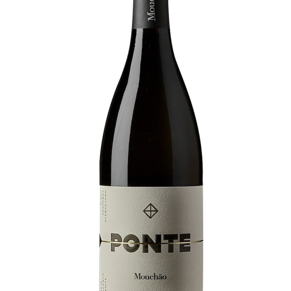 Região: Alentejo (Portugal) Produtor: Mouchão A fermentação deste vinho ocorre em tanques de aço inoxidável com temperatura controlada antes de iniciar a principal fermentação em barricas novas de carvalho francês. Premiações 2019 - 93 pontos Revista Adega 2018 - 90 pontos Wine Enthusiast 2018 - 92 pontos Revista Adega Delicado e vibrante, com equilíbrio e frescura. Possui notas de madeira quase imperceptíveis, sendo volumoso e com boa concentração. Enólogo: Iain Richardson, Paulo Laureano e Hamilton Reis Teor Alcoólico: 13,00% Casta: Verdelho Harmonização: Acompanha muito bem mariscos, peixes, pratos frios, saladas e aspargos frescos. Volume: 750 ml