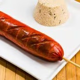 O Espeto de Salsichão é um verdadeiro prazer! Grelhado até ficar crocante por fora e suculento por dentro.