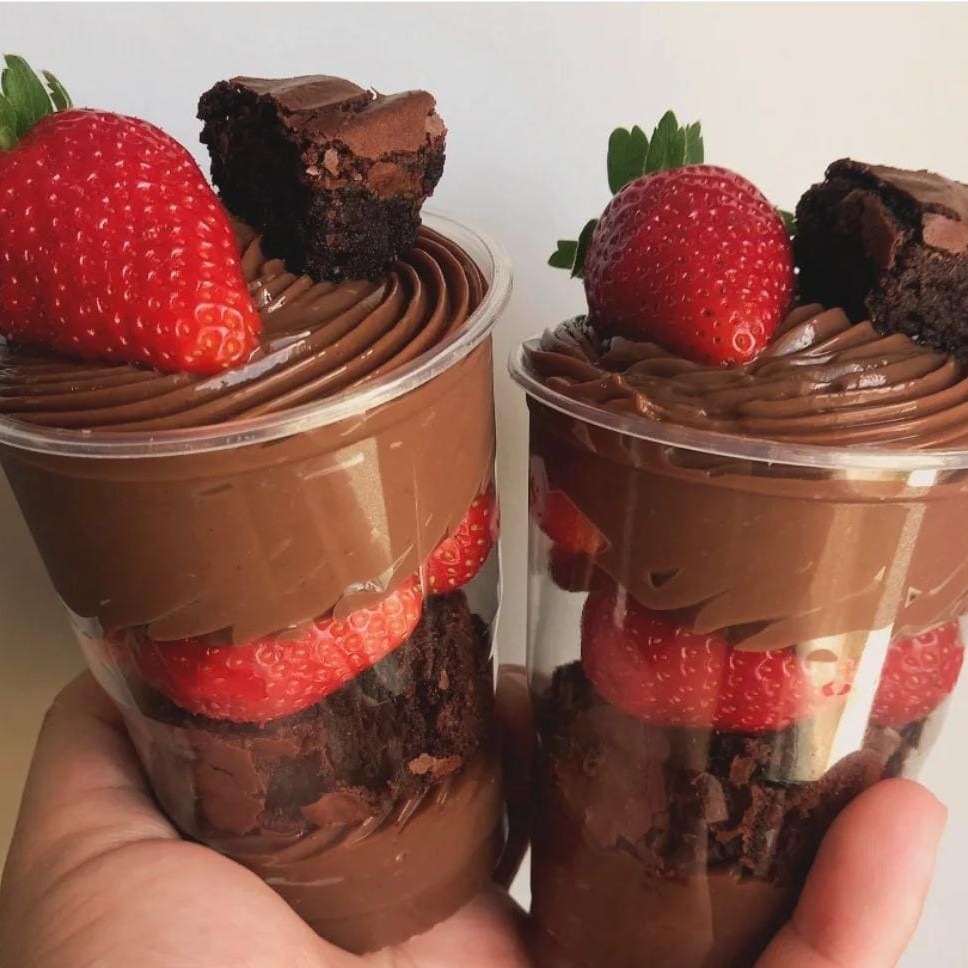 Delicie-se com nosso copo de 500ml: uma explosão de sabor com calda de chocolate Cream, camadas irresistíveis de brownie cremoso, creme de avelã e morangos fresquinhos.