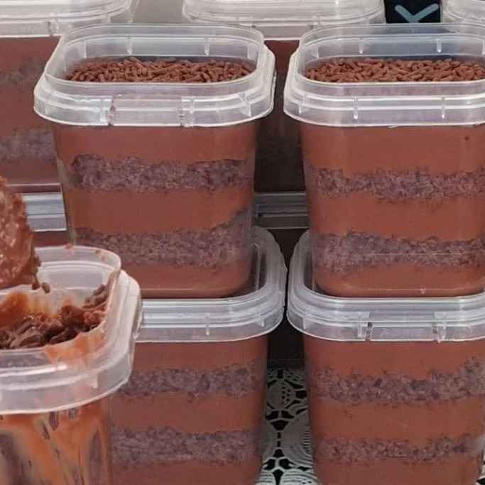 Massa de Chocolate, brigadeiro cremoso de Chocolate e finalizado com Granulé de chocolate ao leite.